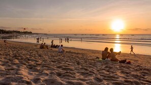 Beach nearby, white sand - Swiss-Belexpress Kuta Legian (Kuta)