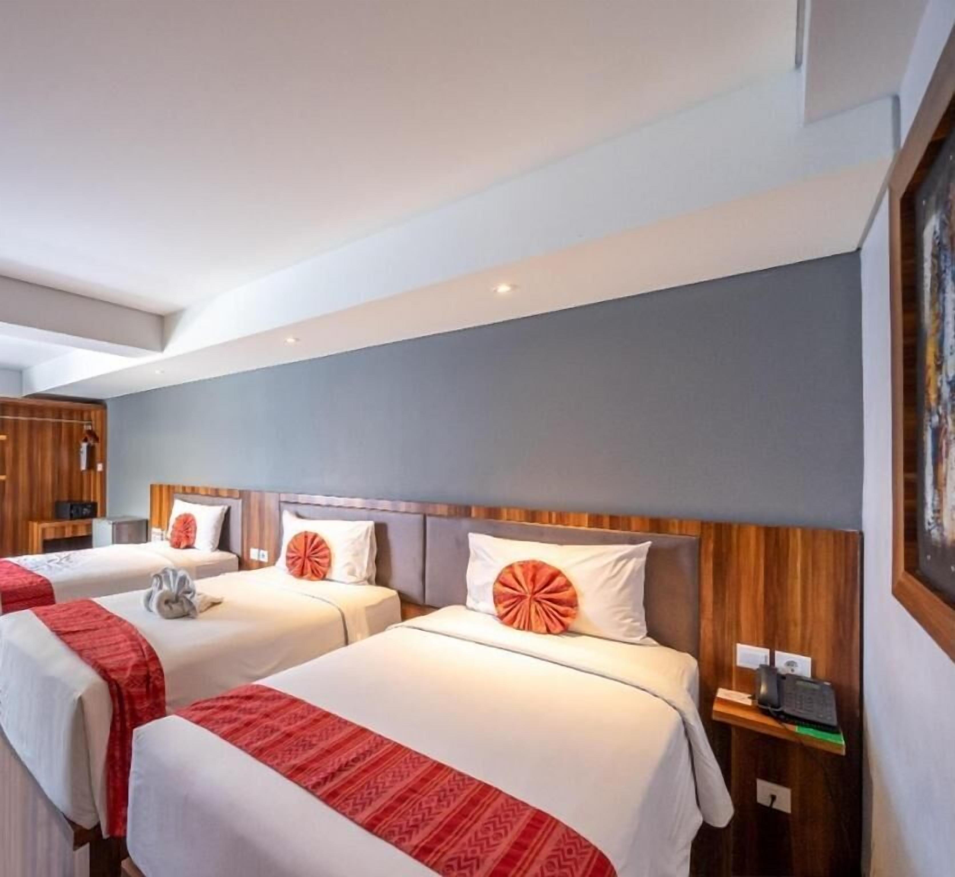 Brankas, meja kerja, kedap suara, dan setrika/meja setrika