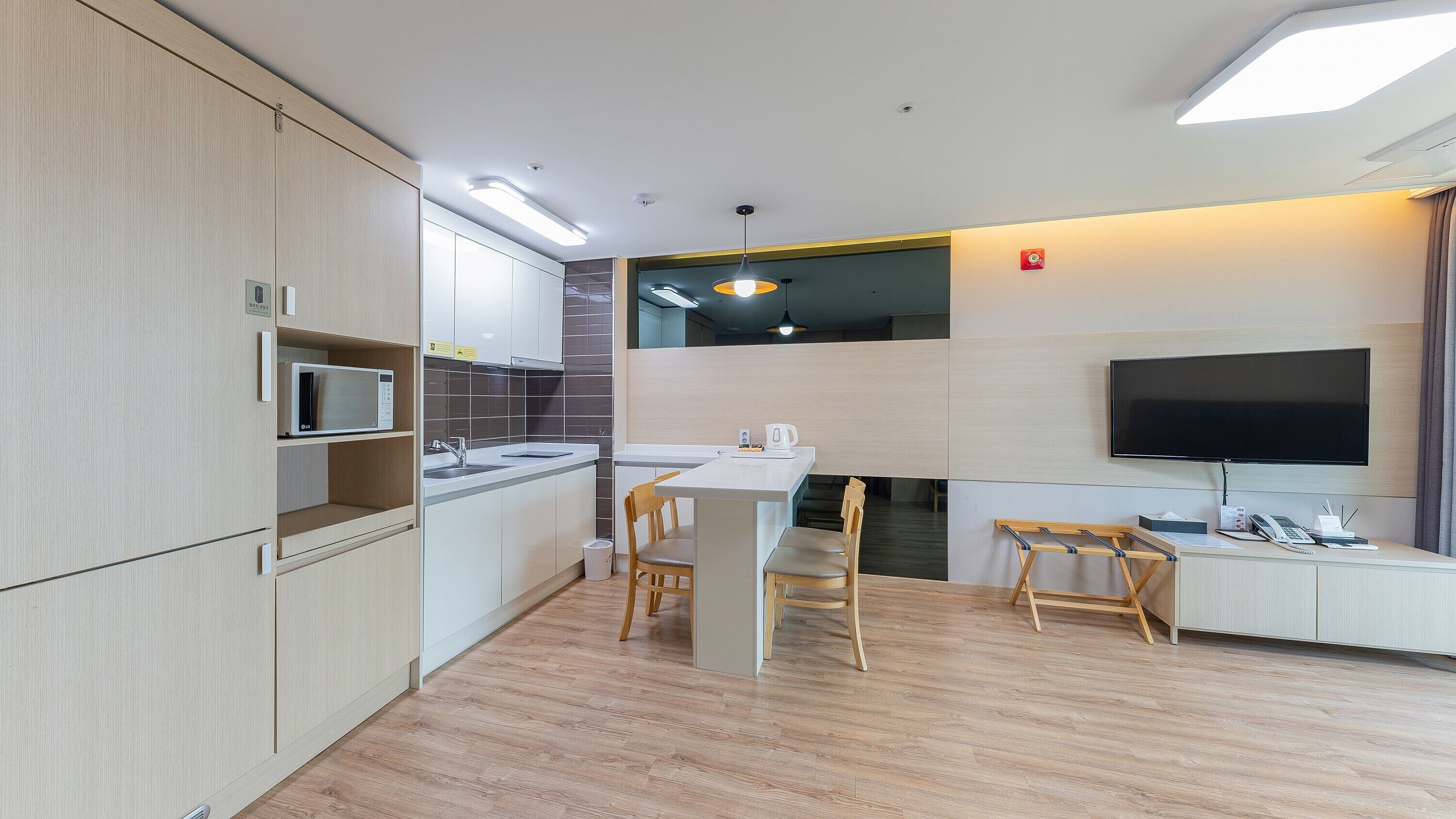 premium double room,bridge view (rooftop + weekend fireworks+ free pool+ cruise ticket discount) | living area | 40-inch flat-screen tv with cable channels, tv, pay films