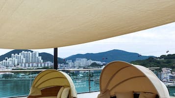 季节性开放的室外游泳池