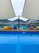 Una piscina al aire libre de temporada