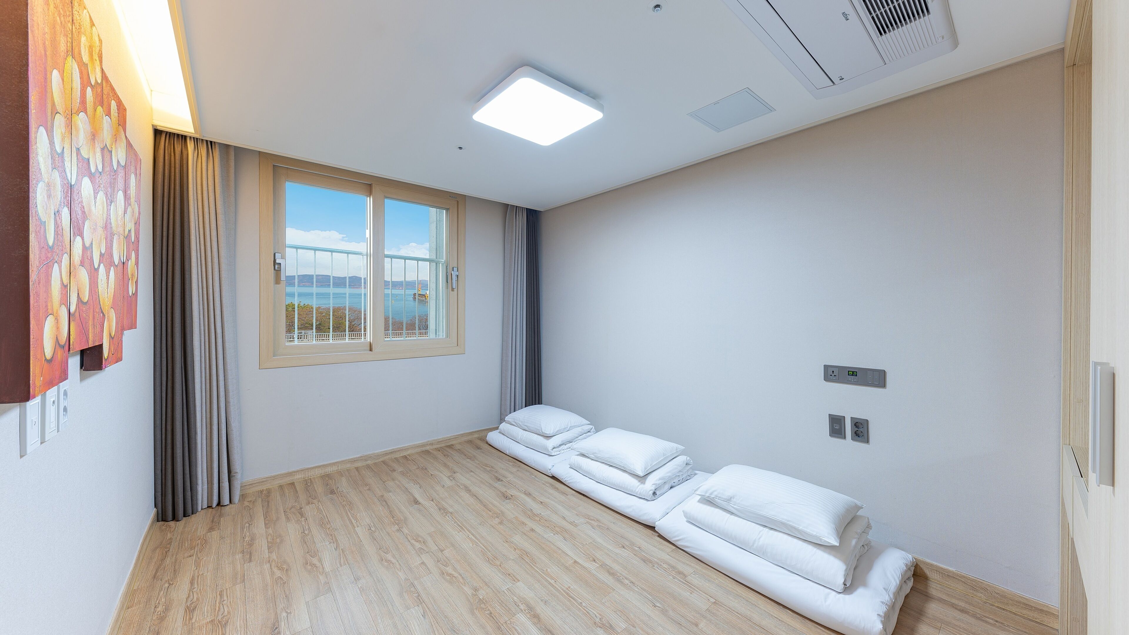 premium ondol room,bridge view (rooftop + weekend fireworks+ free pool+ cruise ticket discount) | premium bedding, down duvets, blackout curtains, bed sheets