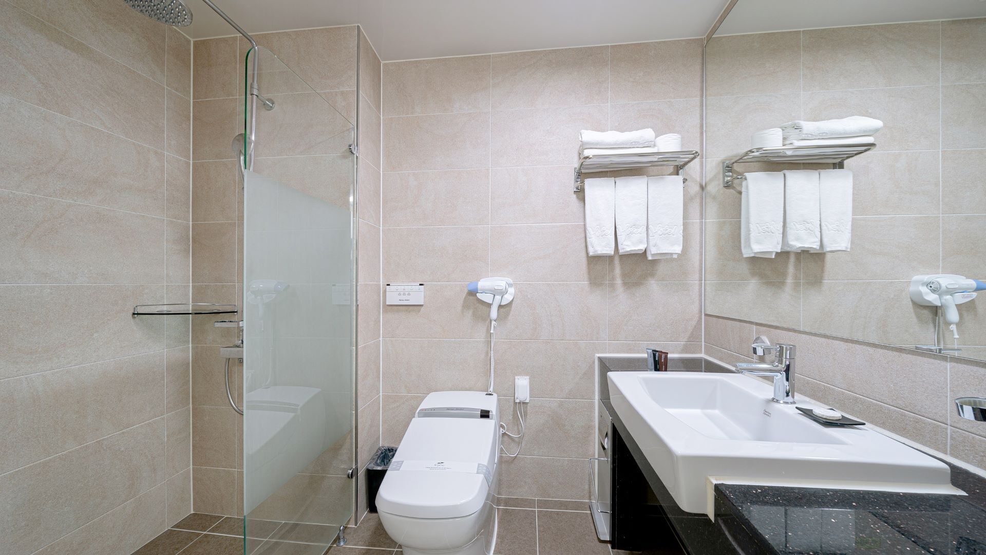 premium twin room, ocean view (rooftop + weekend fireworks+ free pool+ cruise ticket discount) | bathroom | shower, hair dryer, bidet, towels