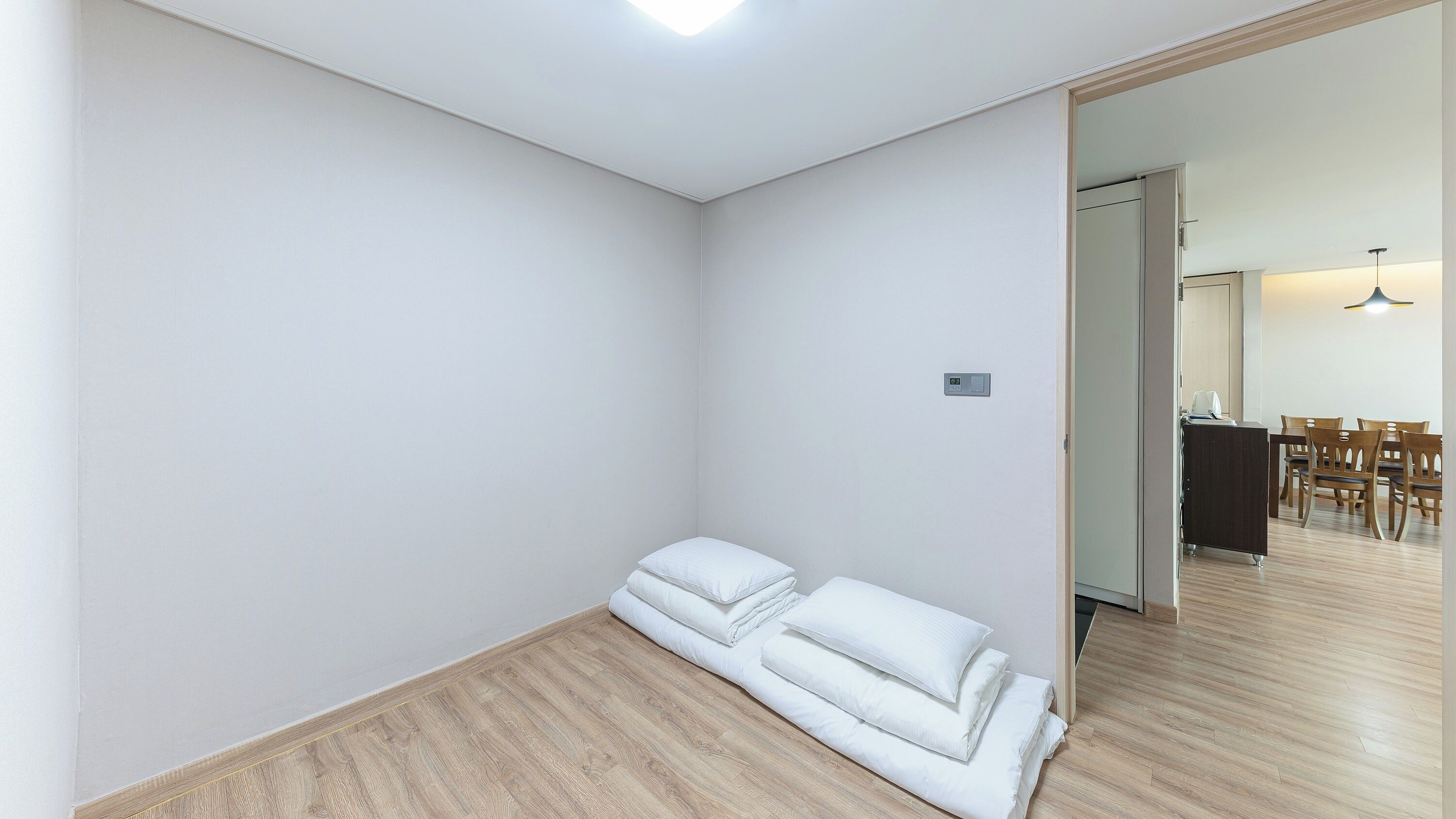 luxury suite with ocean view (rooftop + weekend fireworks+ free pool+ cruise ticket discount) | premium bedding, down duvets, blackout curtains, bed sheets