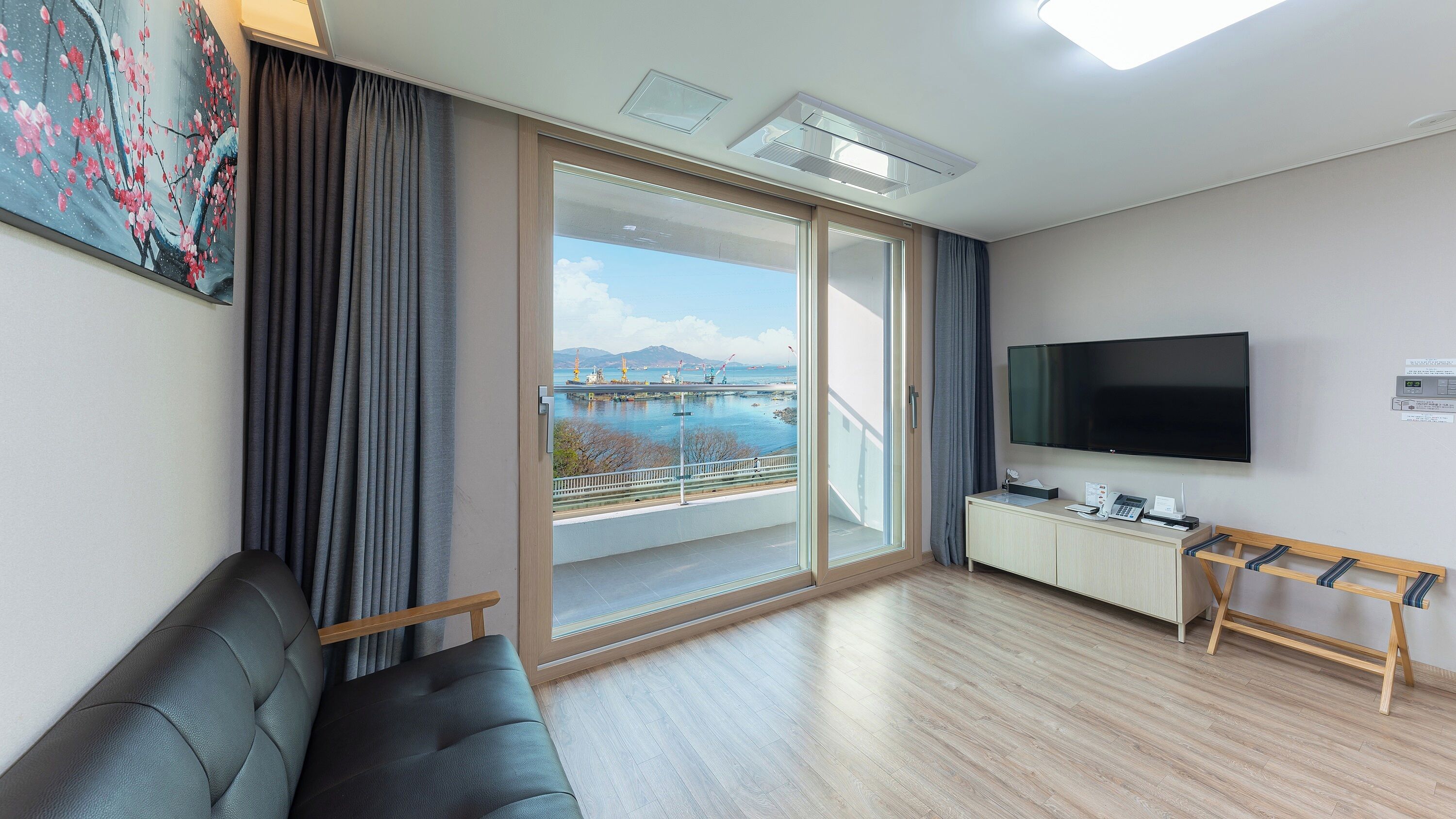 luxury suite with ocean view (rooftop + weekend fireworks+ free pool+ cruise ticket discount) | premium bedding, down duvets, blackout curtains, bed sheets