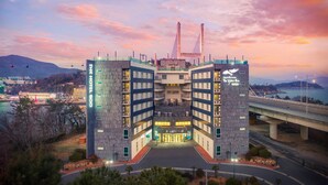 A hotel with a modern design, featuring a central atrium and multiple floors. - The Hotel Soo (Yeosu)