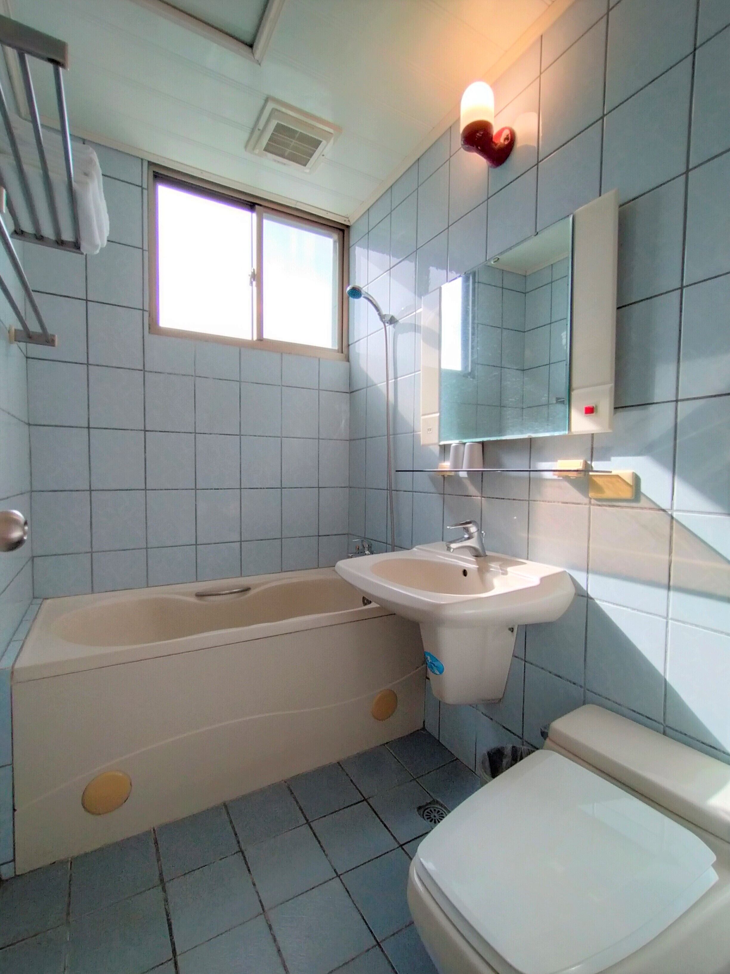 elite triple room | bathroom | combined shower/bathtub, deep-soaking bathtub, free toiletries