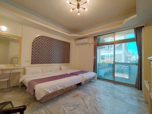 Muebles diferentes, escritorio y espacio para trabajar con laptop 