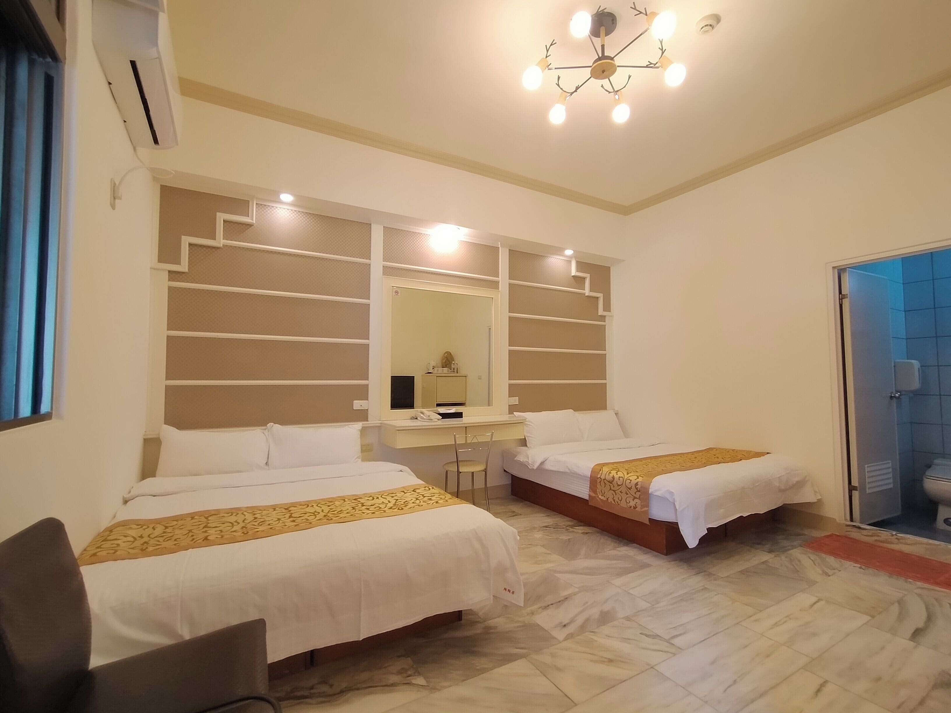 엘리트 쿼드룸 | 각각 다르게 가구 비치, 책상, 노트북 작업 공간, 암막 커튼