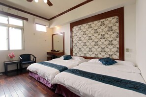Habitación cuádruple Elite | Muebles diferentes, escritorio y espacio para trabajar con laptop 