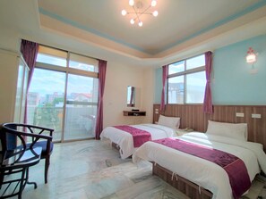 Muebles diferentes, escritorio y espacio para trabajar con laptop