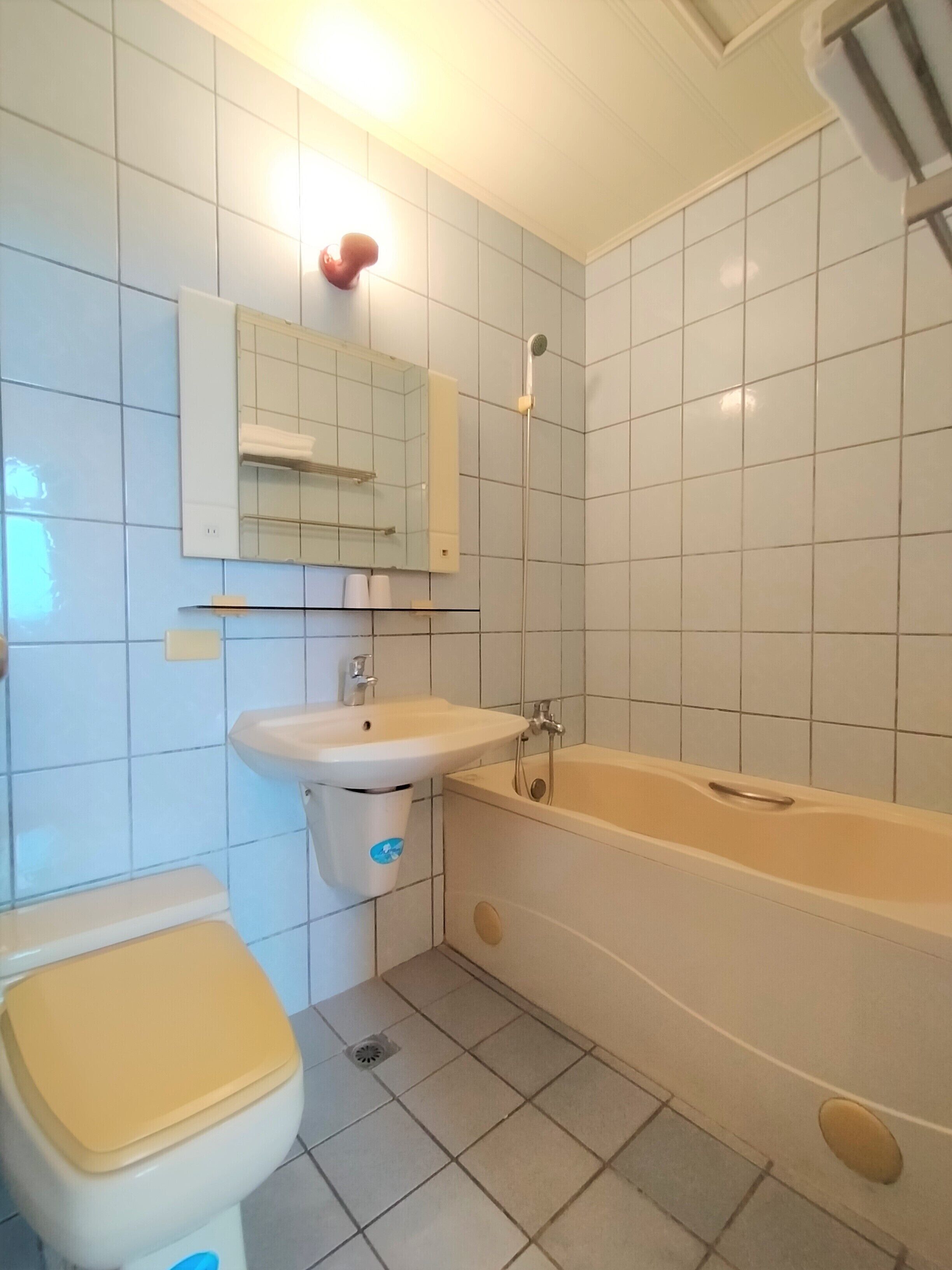 elite quadruple room | bathroom | combined shower/bathtub, deep-soaking bathtub, free toiletries