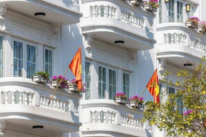 Vista frontal de la propiedad