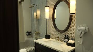 Dobbeltrom – deluxe, balkong (with Bathtub) | Bad | Dusj, toalettartikler (inkludert), hårføner og tøfler