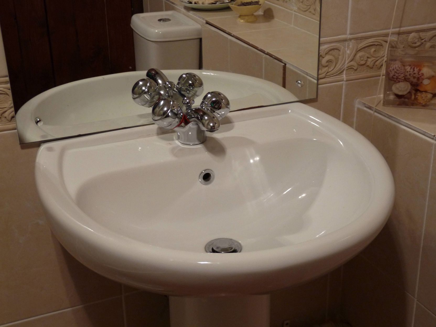 Badeværelse | Bruser, gratis toiletartikler, hårtørrer, hjemmesko