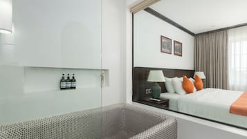 Executive-Doppel- oder -Zweibettzimmer | Badezimmer | Dusche, kostenlose Toilettenartikel, Haartrockner, Hausschuhe