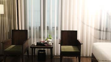 Deluxe Double or Twin Room | Living area