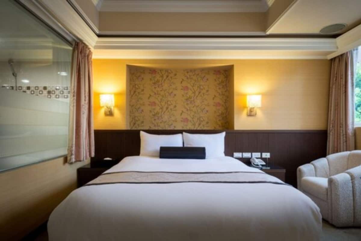 Deluxe Oda | Kaliteli yatak takımı, kuştüyü yorgan, odada kasa, masa