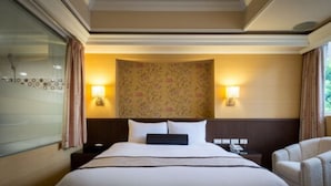 ห้องดีลักซ์ | เครื่องนอนระดับพรีเมียม, ผ้านวมขนเป็ด, ตู้นิรภัยในห้องพัก, โต๊ะทำงาน