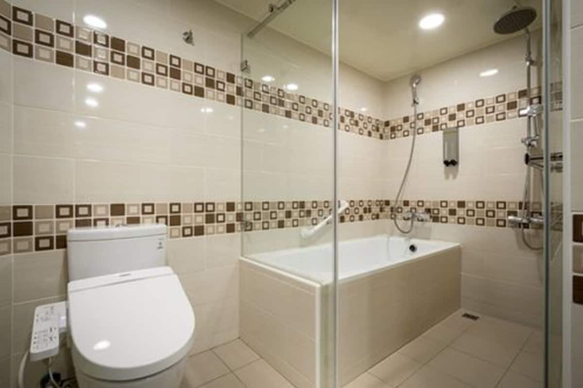 Duş/küvet kombinasyonu, geniş duş başlığı