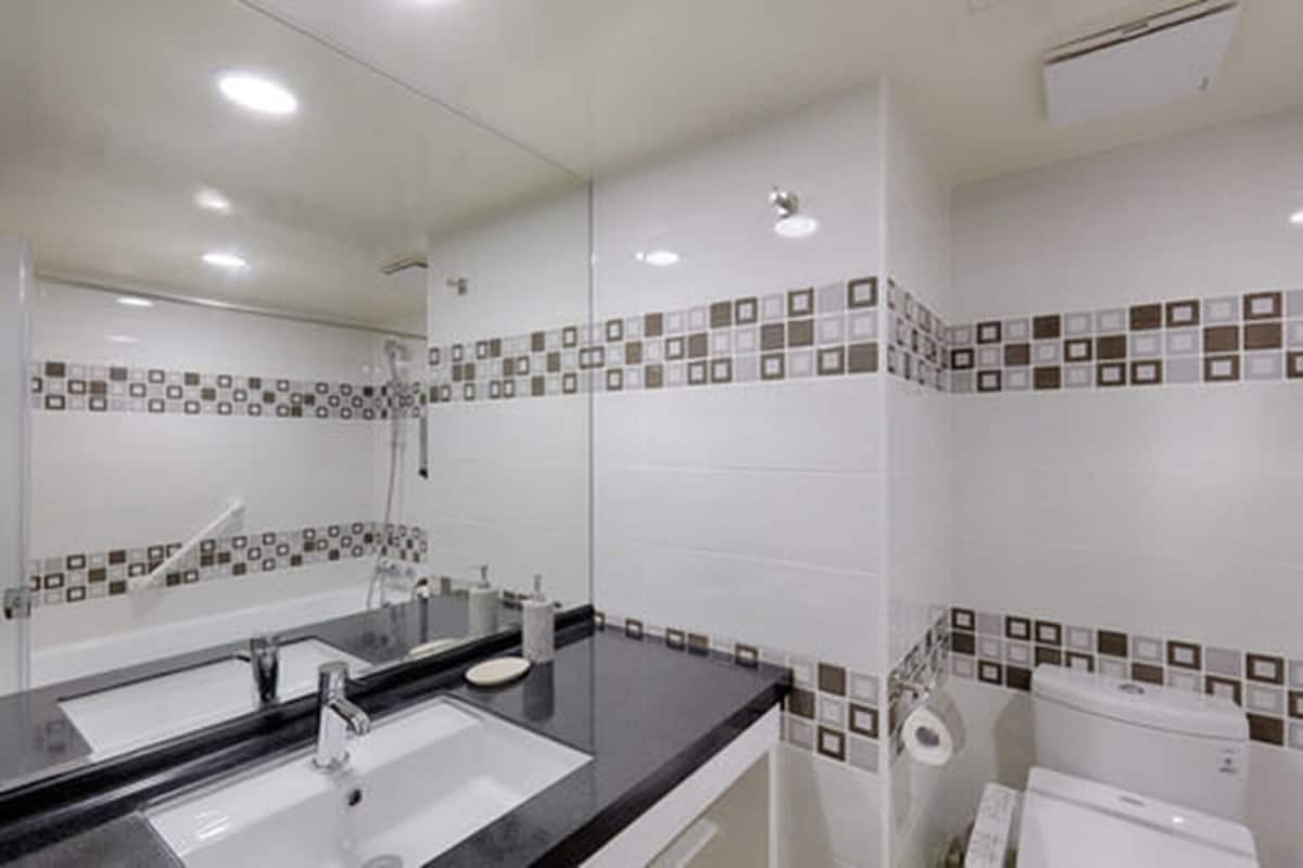 Duş/küvet kombinasyonu, geniş duş başlığı