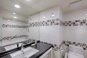 Duschwanne, Regendusche, kostenlose Toilettenartikel, Haartrockner