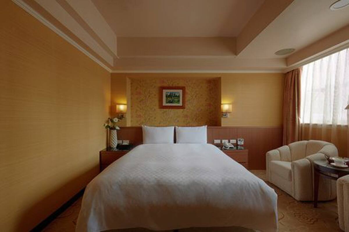 Kaliteli yatak takımı, kuştüyü yorgan, odada kasa, masa