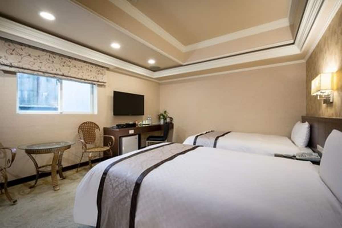 Kaliteli yatak takımı, kuştüyü yorgan, odada kasa, masa