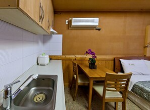 Standard-Doppelzimmer, Kochnische | Wohnbereich | Flachbildfernseher