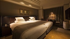 A modern hotel room with a large bed, a desk, and a seating area. - Royal Park Hotel Takamatsu (Takamatsu)