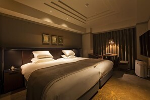 Minibar, in-room safe, desk, iron/ironing board - Royal Park Hotel Takamatsu (Takamatsu)