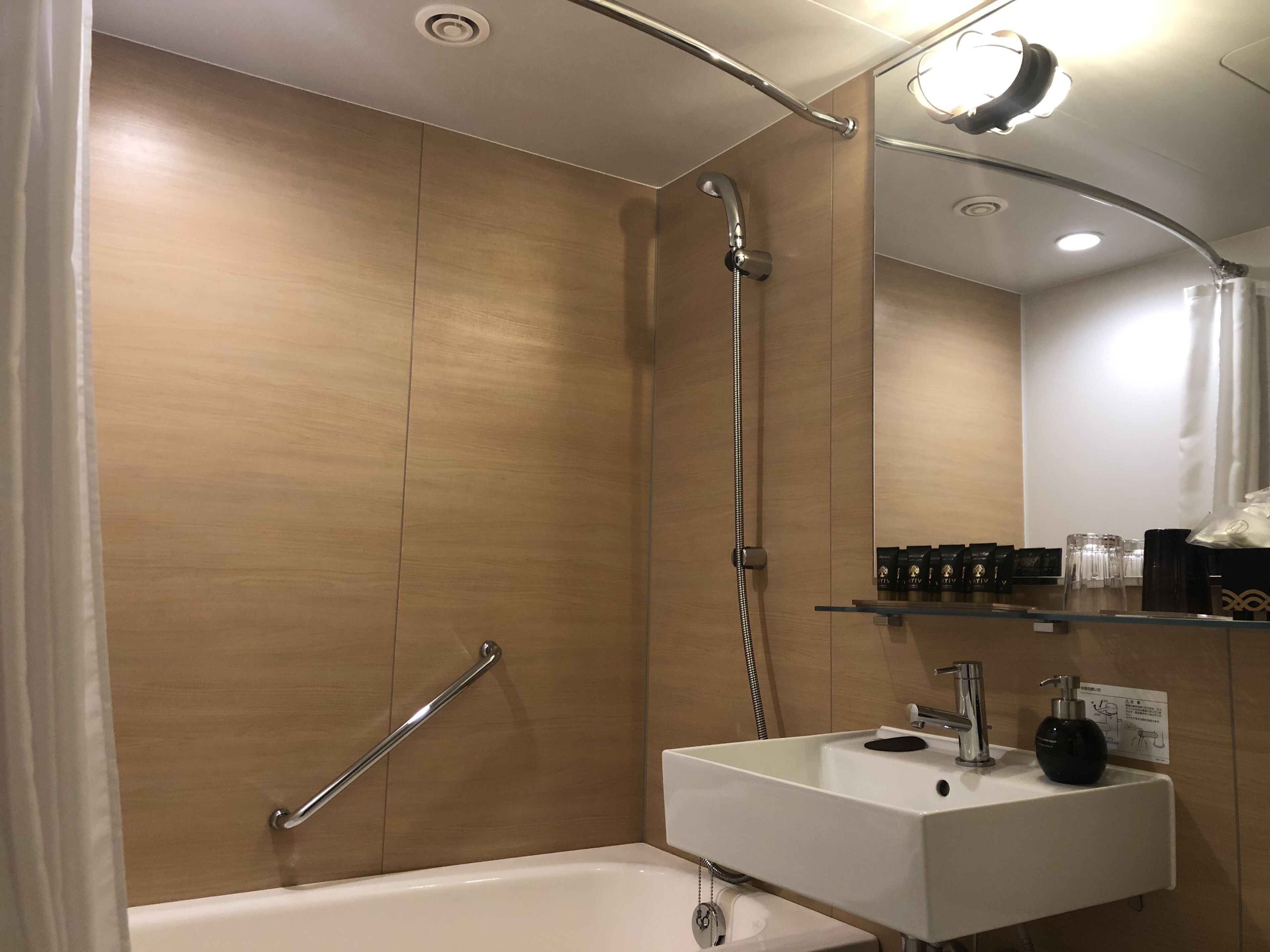 combined shower/bathtub, free toiletries, hair dryer, slippers