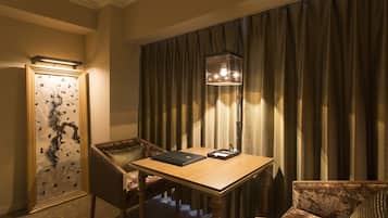 Minibar, in-room safe, desk, iron/ironing board