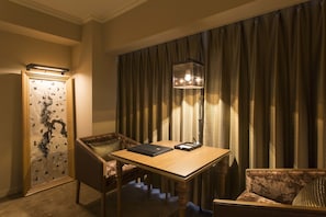 1 quarto, frigobar, cofres nos quartos, escrivaninha