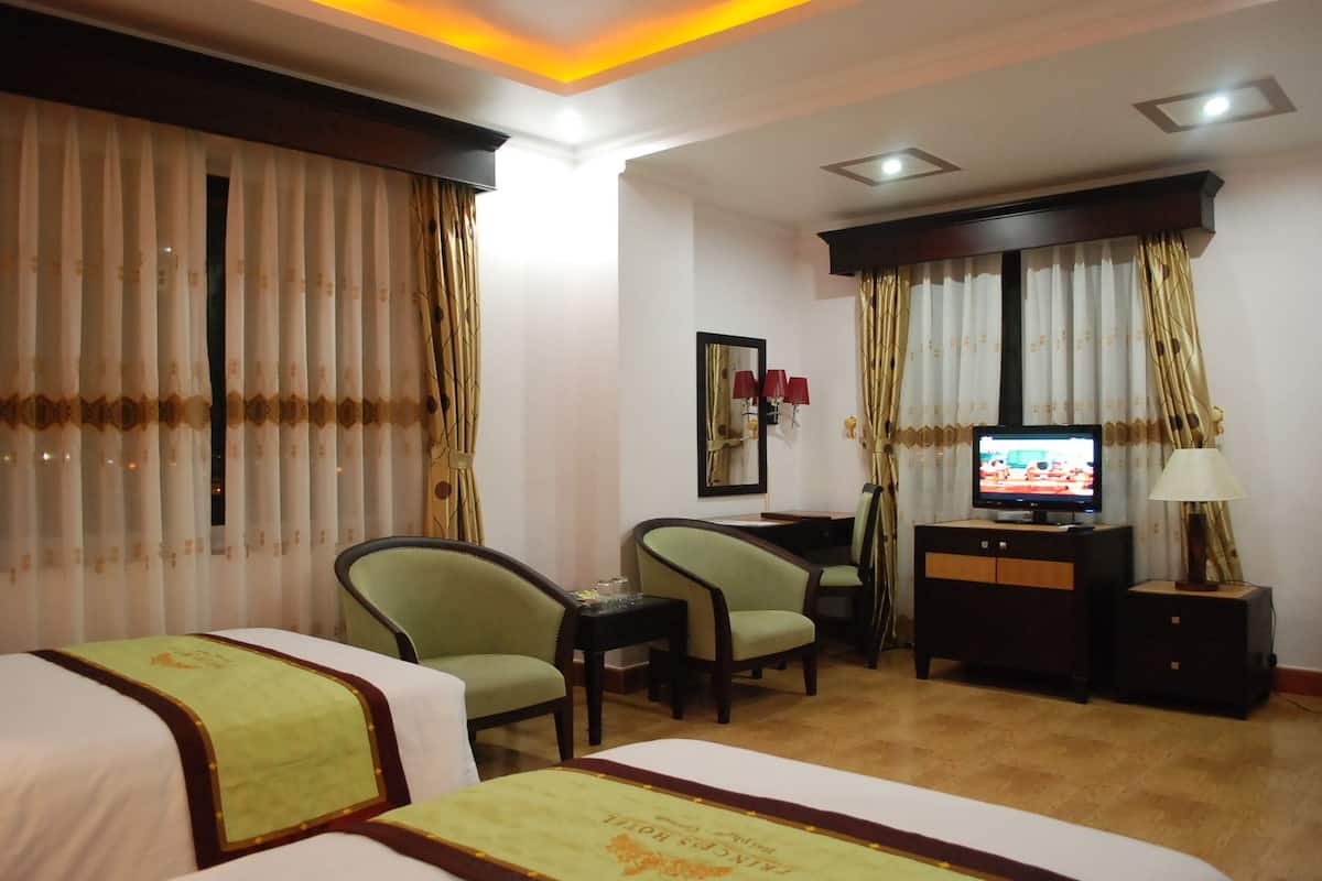 Executive Room | Minibar, in-room safe, desk, blackout curtains