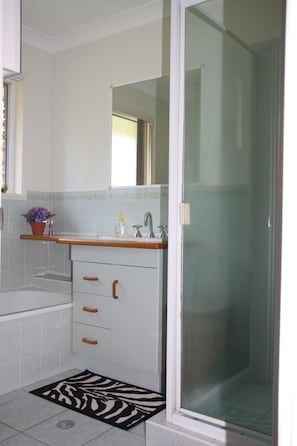 Departamento, 2 habitaciones | Baño | Tina y regadera independientes y amenidades de baño gratuitas
