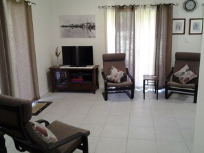 Departamento, 2 habitaciones | Área de sala de estar | Televisión de pantalla plana y reproductor de DVD