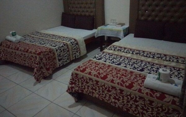 Family Room | Desk, free WiFi