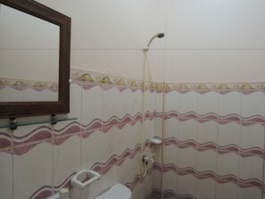 Economy Room | Bathroom