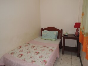 Economy Room | Desk, free WiFi