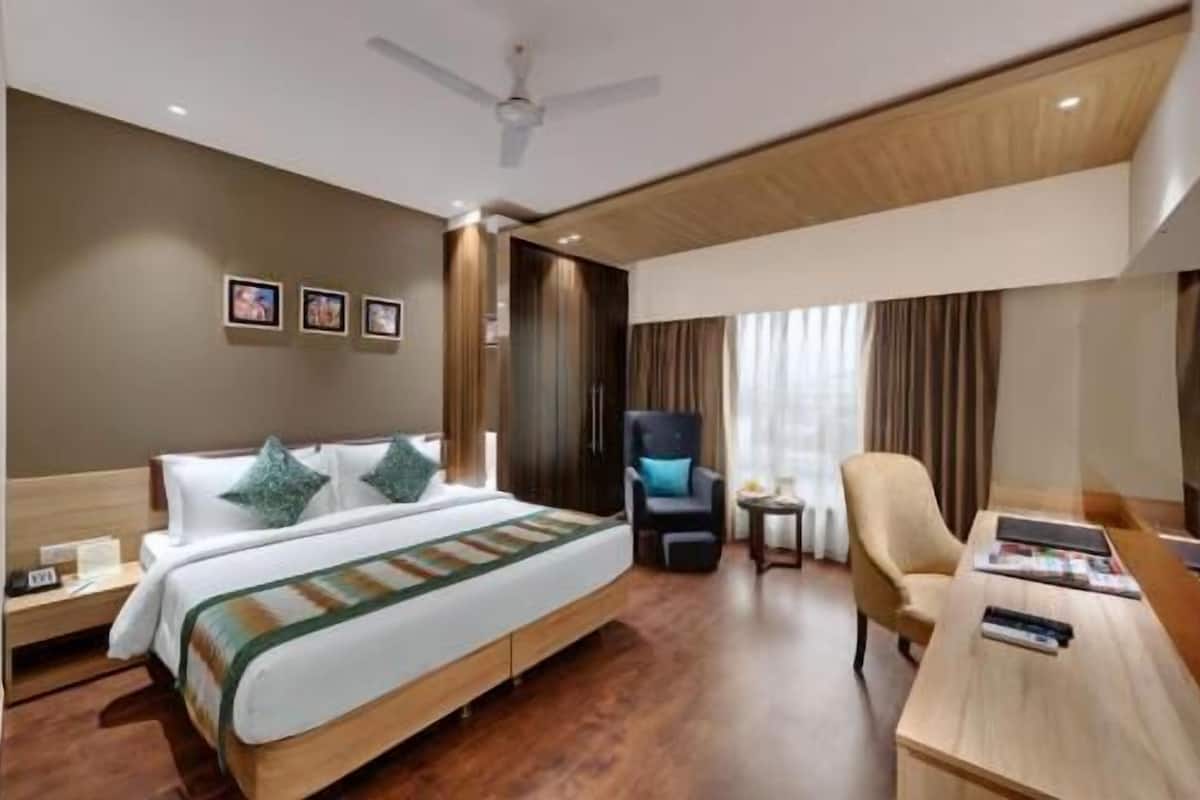 In-room safe, desk, laptop workspace, iron/ironing board