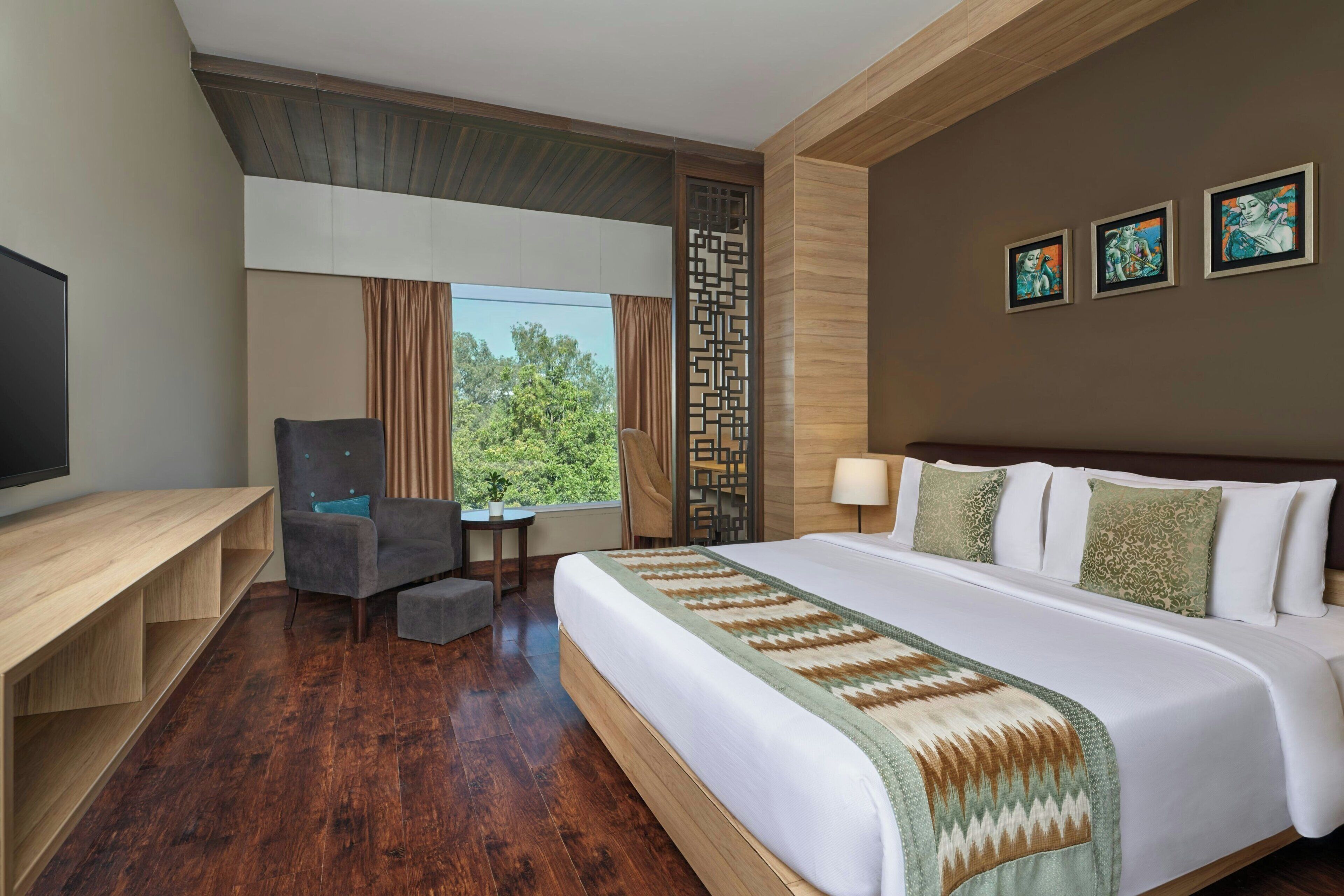 Room, 1 Queen Bed (no view) | In-room safe, desk, laptop workspace, iron/ironing board