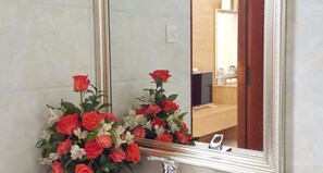 Dusche, kostenlose Toilettenartikel, Haartrockner, Hausschuhe