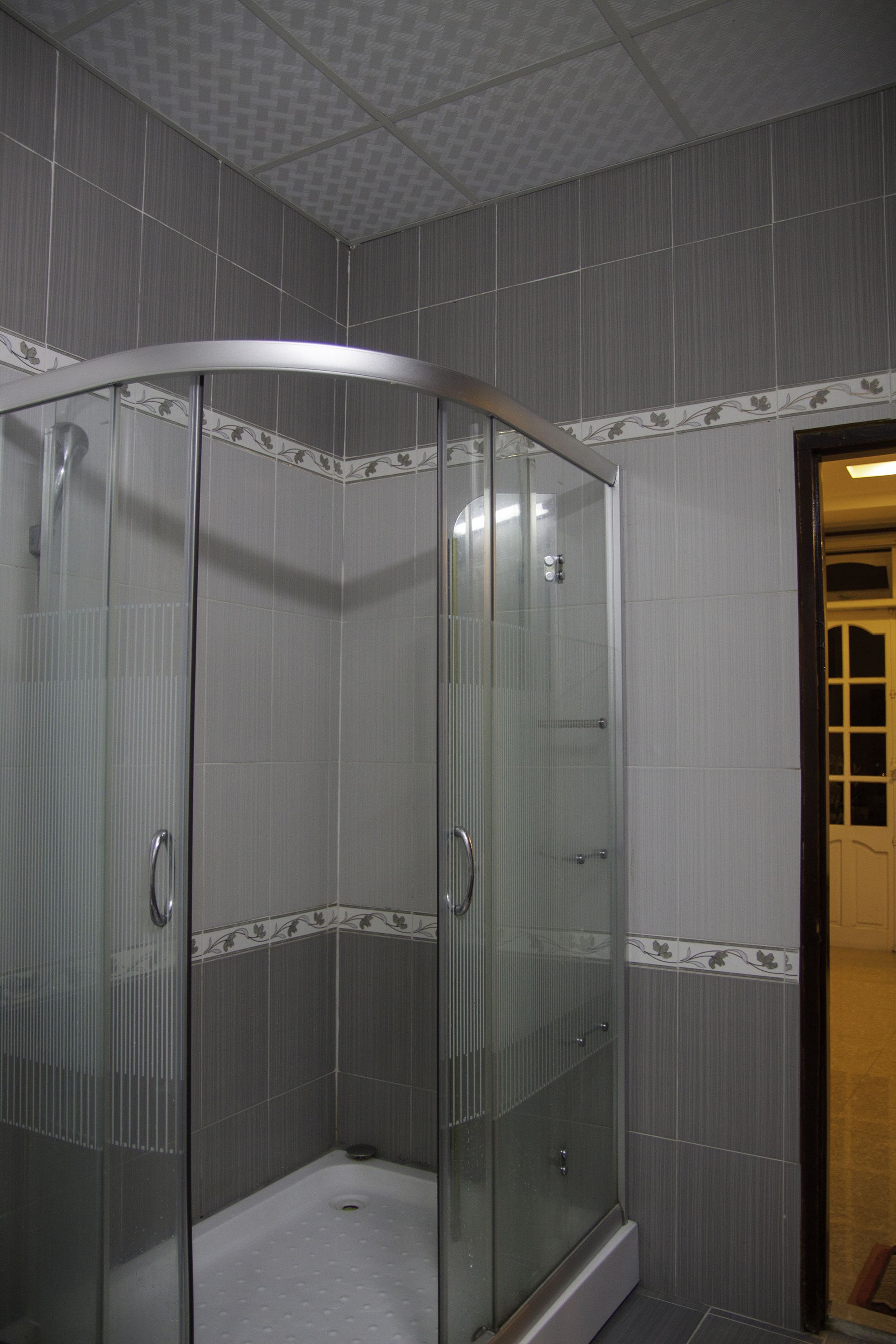 Deluxe Suite | Bathroom shower