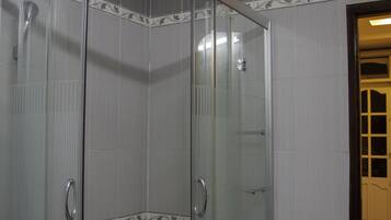 Deluxe Suite | Bathroom shower