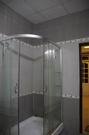 Deluxe Suite | Bathroom shower - Anna Suong (Da Lat)