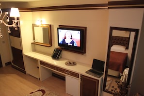 Habitación Deluxe | Zona de estar | Una televisión LCD