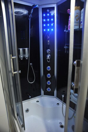 Quadruple Room | Bathroom | Free toiletries, hair dryer, slippers, towels - Gloria Tibi Hotel (Samsun)