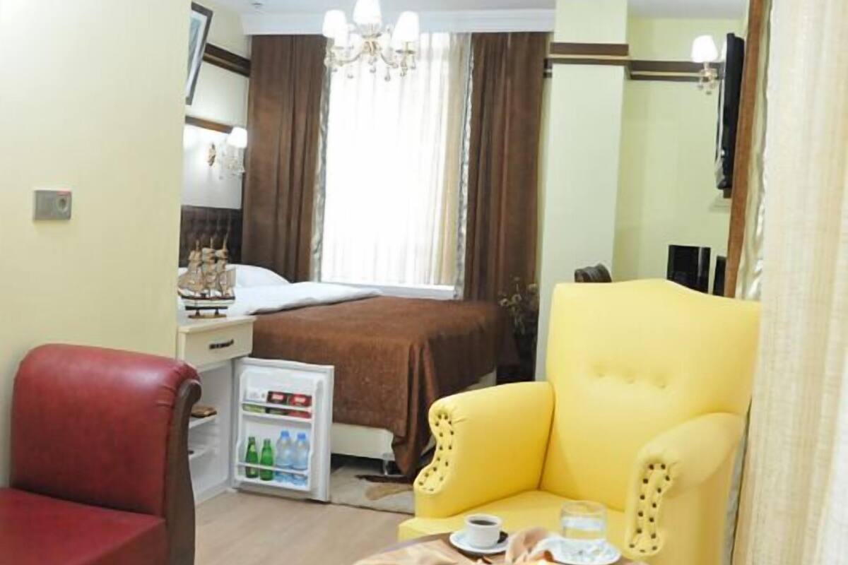 Quadruple Room | In-room safe, desk, soundproofing, bed sheets