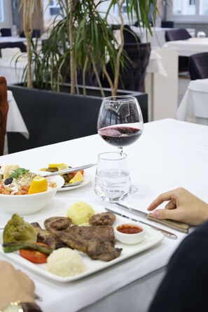 2 restaurants; breakfast, lunch and dinner served  - Cavit Duvan Prestige Hotel (Edirne)